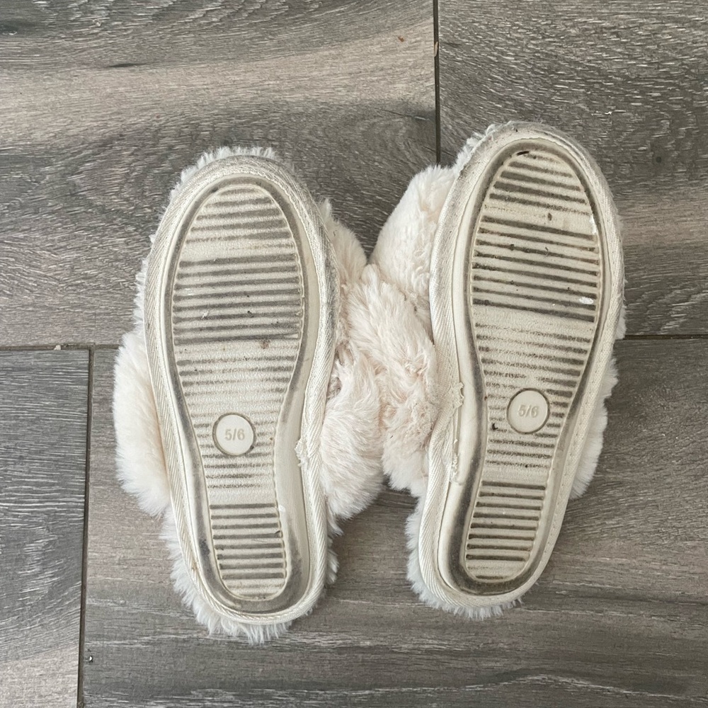 White flips flops.Women #5 or 6.Used